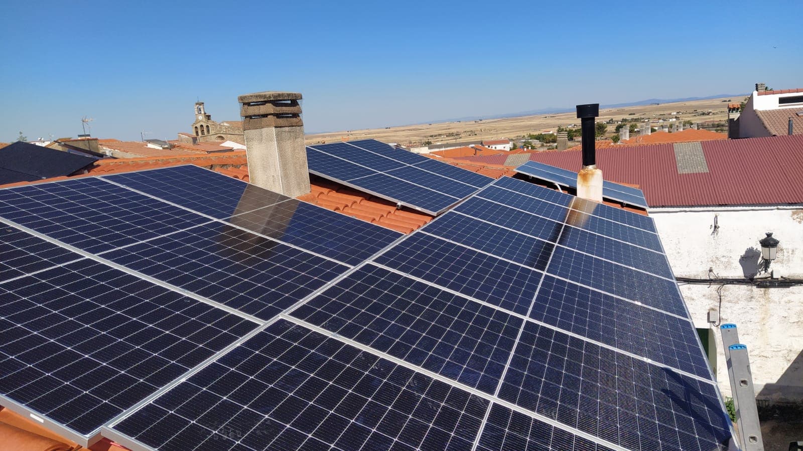 Instalación fotovoltaica sobre tejado de teja