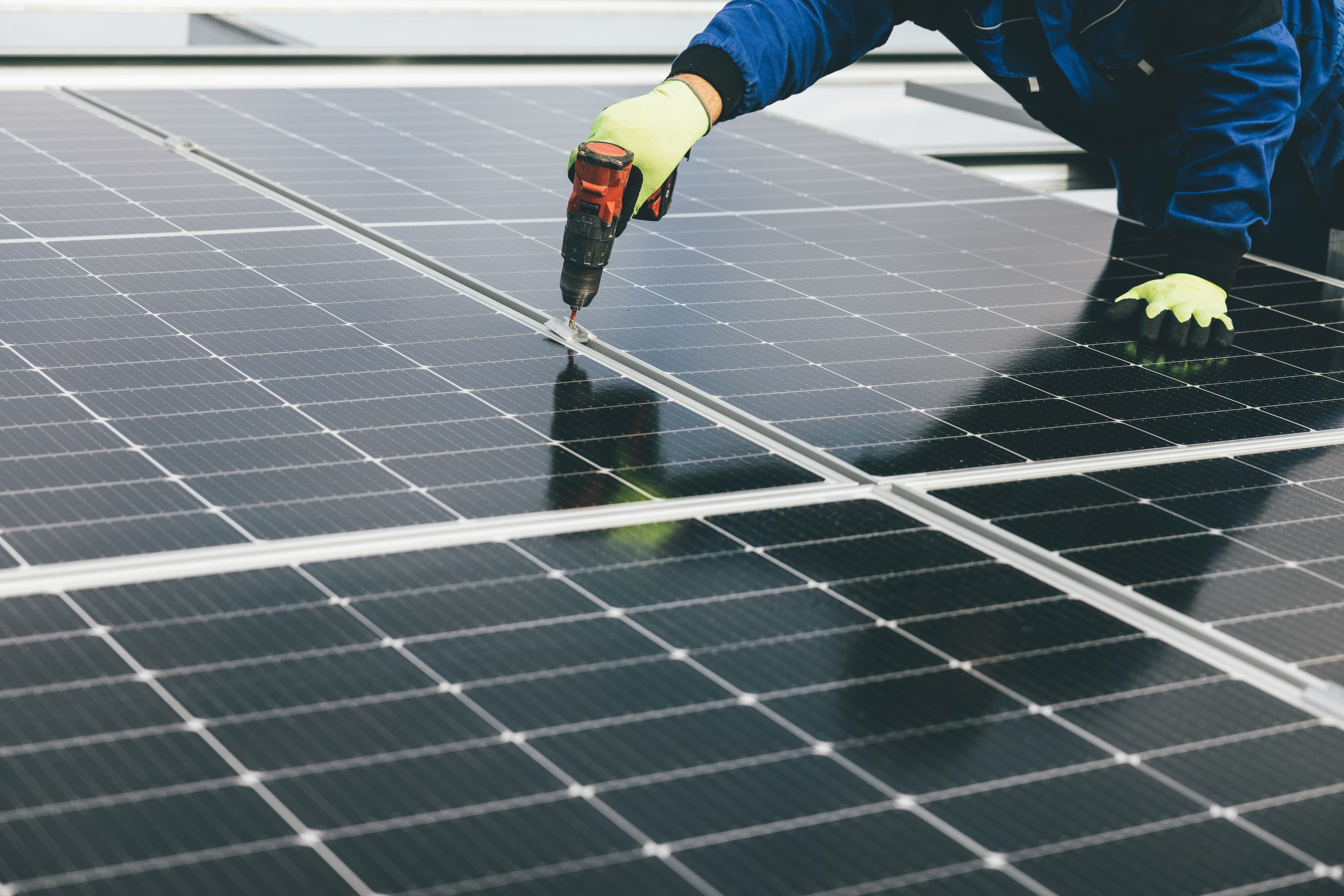Técnico instalando un panel solar